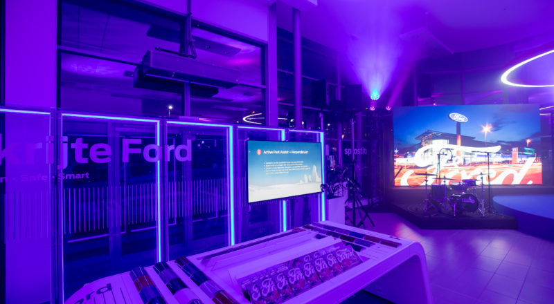 Ford obeležil 25 let delovanja v Sloveniji v prenovljenem salonu FordStore Summit avto