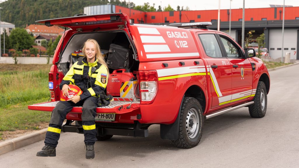 Najnovejša epizoda Fordove serije ‘Lifesavers’ spremlja slovensko prostovoljko, ki nadaljuje družinsko gasilsko tradicijo