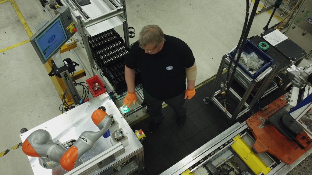 Robot Robbie pomaga invalidom pri delu v Fordovi montaži