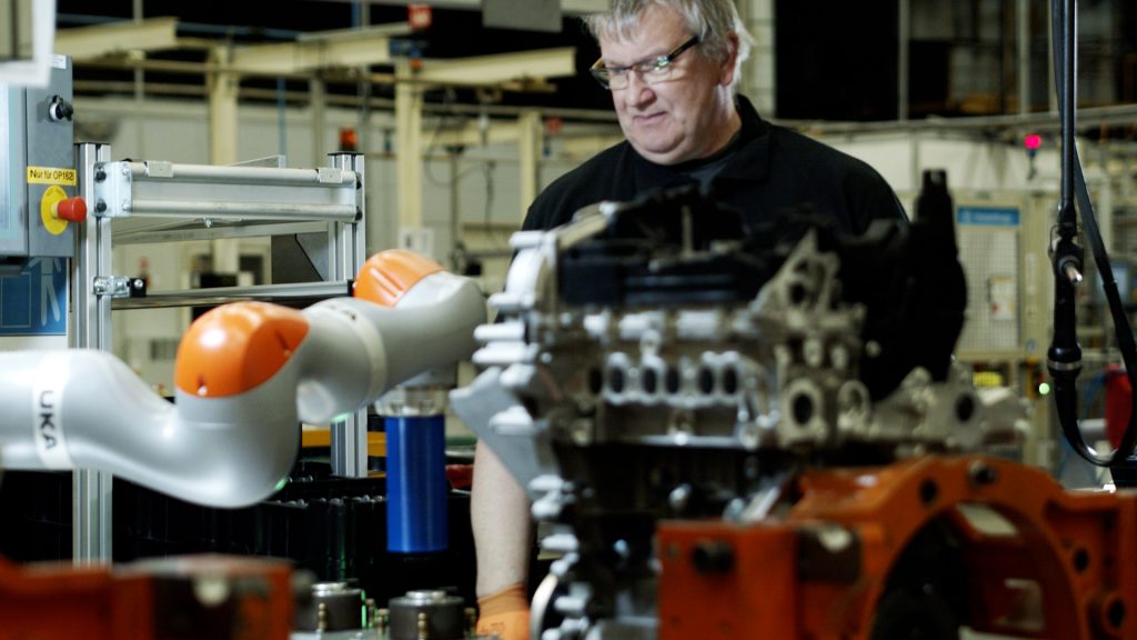 Robot Robbie pomaga invalidom pri delu v Fordovi montaži