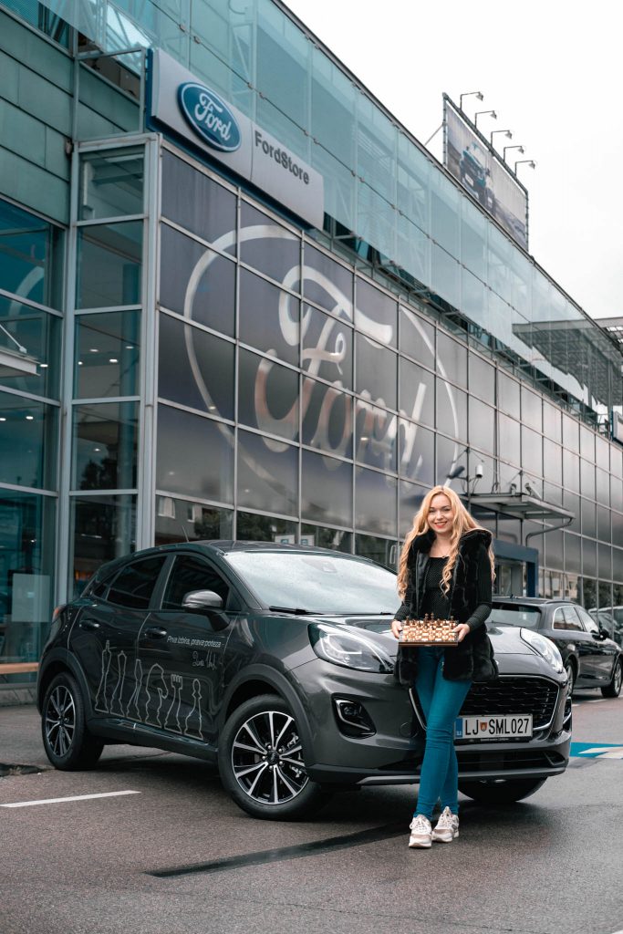 Laura Unuk, najboljša slovenska šahistka, je prevzela Ford Pumo blagi hibrid