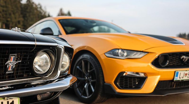Dva Ford Mustanga, med katerima je pol stoletja razlike