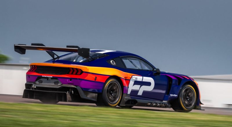 Ford v Le Mansu, slavni stični točki klasičnega dirkališča, predstavlja Mustanga GT3