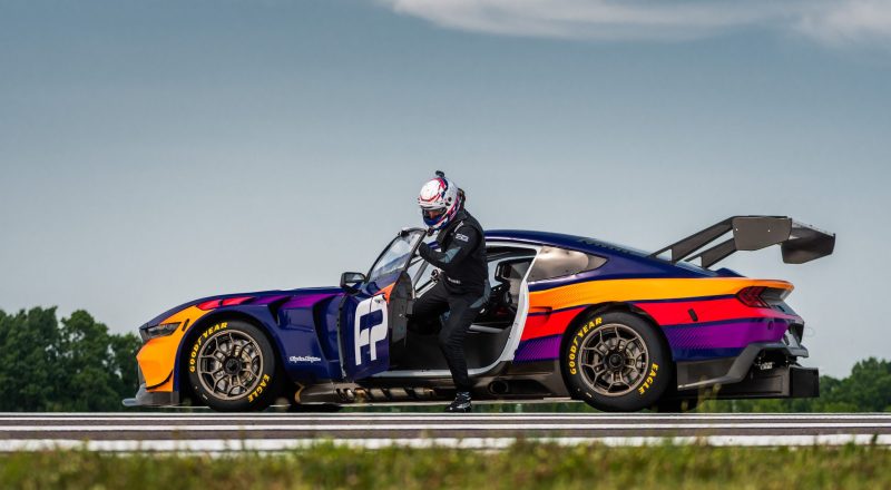 Ford v Le Mansu, slavni stični točki klasičnega dirkališča, predstavlja Mustanga GT3