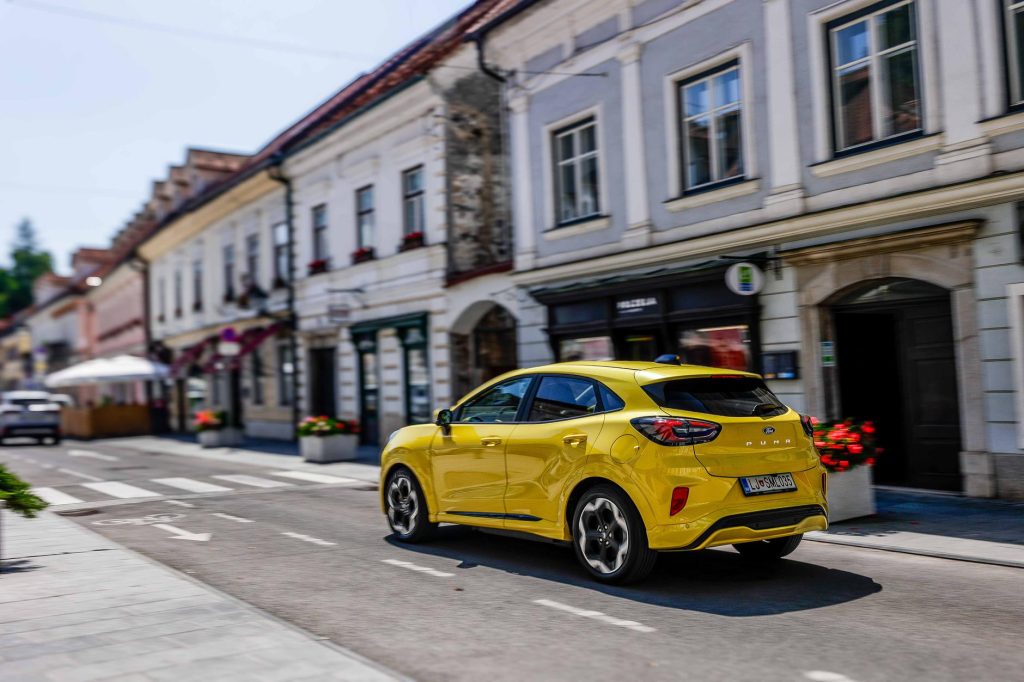 Se splača zmenjati bencinsko blago hibridno Ford Pumo za električno Pumo Gen-E?