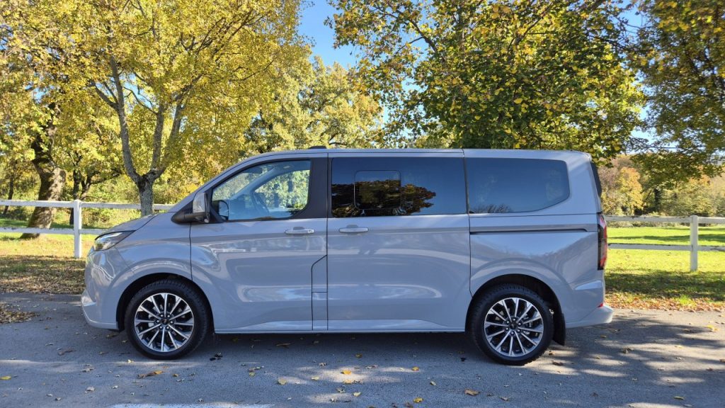 Tourneo Custom kombi – priključni hibrid