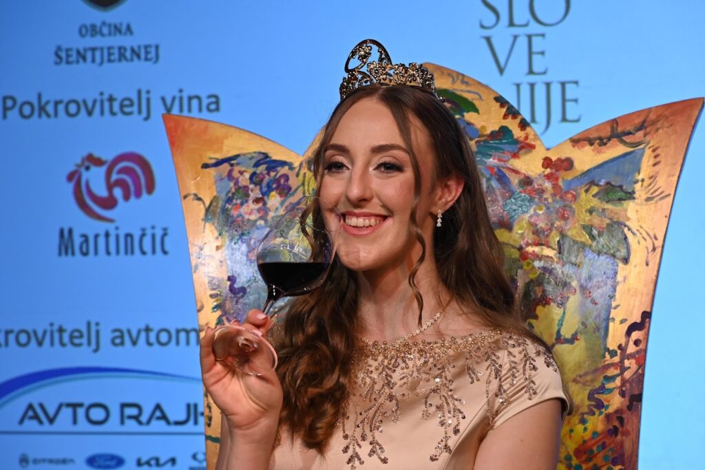 Izbrana 29. Vinska kraljica Slovenije: krono je prevzela Nika Martinčič