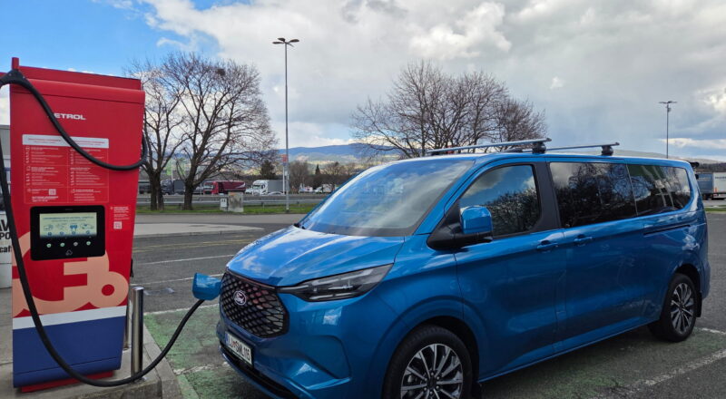 Ford E-Tourneo Custom: Vrhunska izku&scaron;nja vožnje s 100% električno cestno &raquo;vesoljsko ladjo&laquo; na vikend pobegu