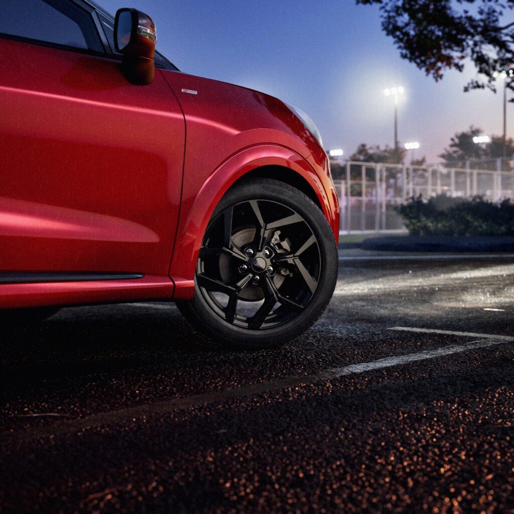 Odkrijte novo Ford Pumo Black Edition